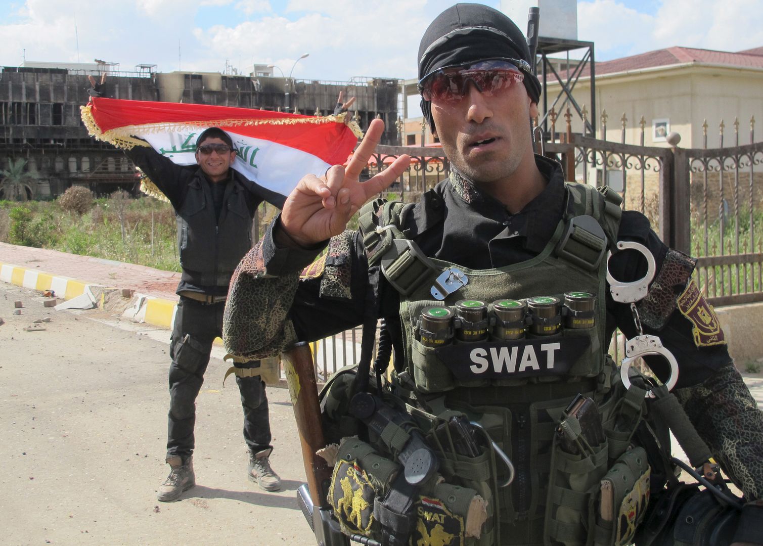 A member of the Iraqi SWAT troopers gestures in Tikrit March 31, 2015. Iraqi troops aided by Shi'ite paramilitaries have driven Islamic State out of central Tikrit, Prime Minister Haidar al-Abadi said on Tuesday, but the fight to retake all of Saddam Hussein's home town continued.  REUTERS/Stringer