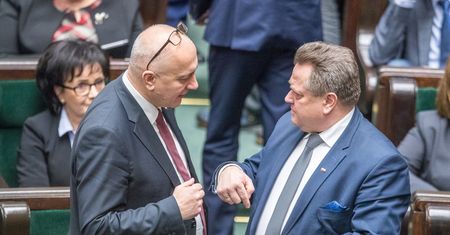 Tak wyglądała wojna o fotel szefa MSWiA. "Gdzie dwóch się bije, tam trzeci korzysta"