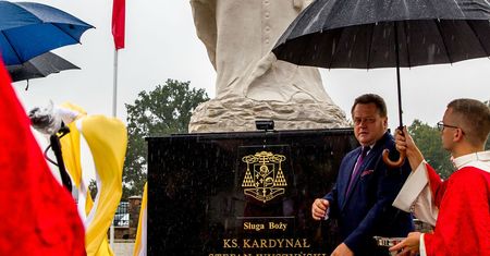 Znowu trzymali parasol nad ministrem Zielińskim. Tym razem robił to ksiądz…