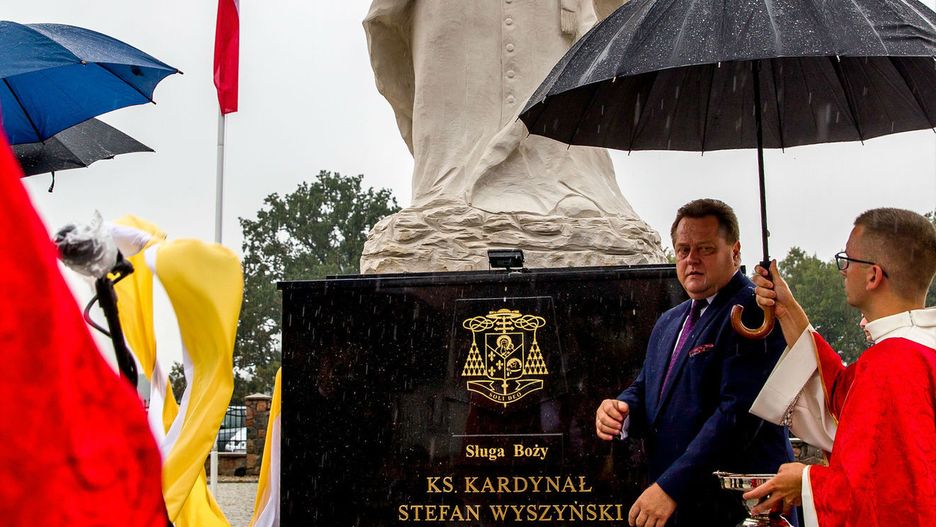 Parasol nad wiceministrem Jarosławem Zielińskim trzymał jeden z duchownych