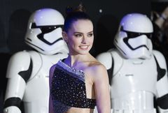 Daisy Ridley w "kosmicznej" sukni na premierze "Gwiezdnych wojen"