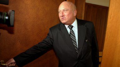 Józef Oleksy w drodze na salę sądową