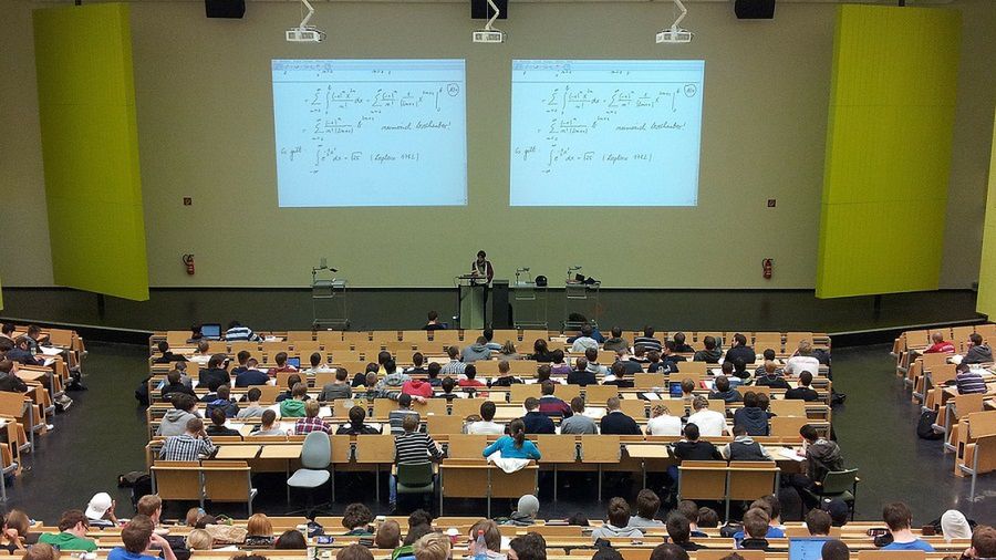 Odpowiedni wybór uczelni ma wpływ na późniejsze zarobki