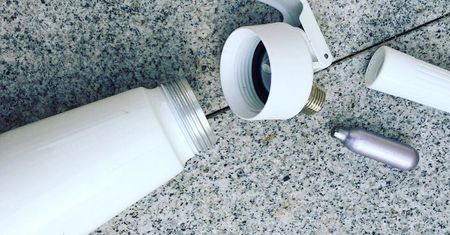 To już plaga! Kolejna dziewczyna raniona przez syfon z bitą śmietaną