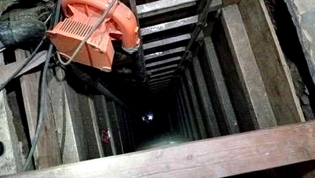 Tunel przemytników z Meksyku z pociągiem. Zasilanie panelami słonecznymi
