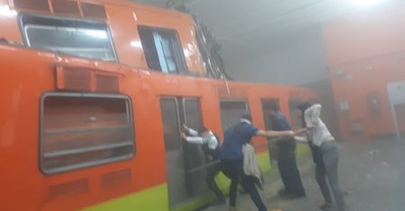 Zderzenie pociągów metra. Nie żyje pasażer