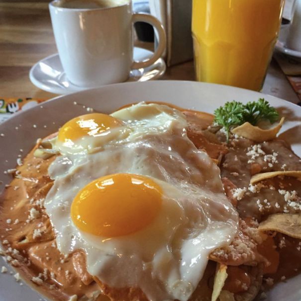 Jajka podawane na placku tortilla z aromatyczną pianką.