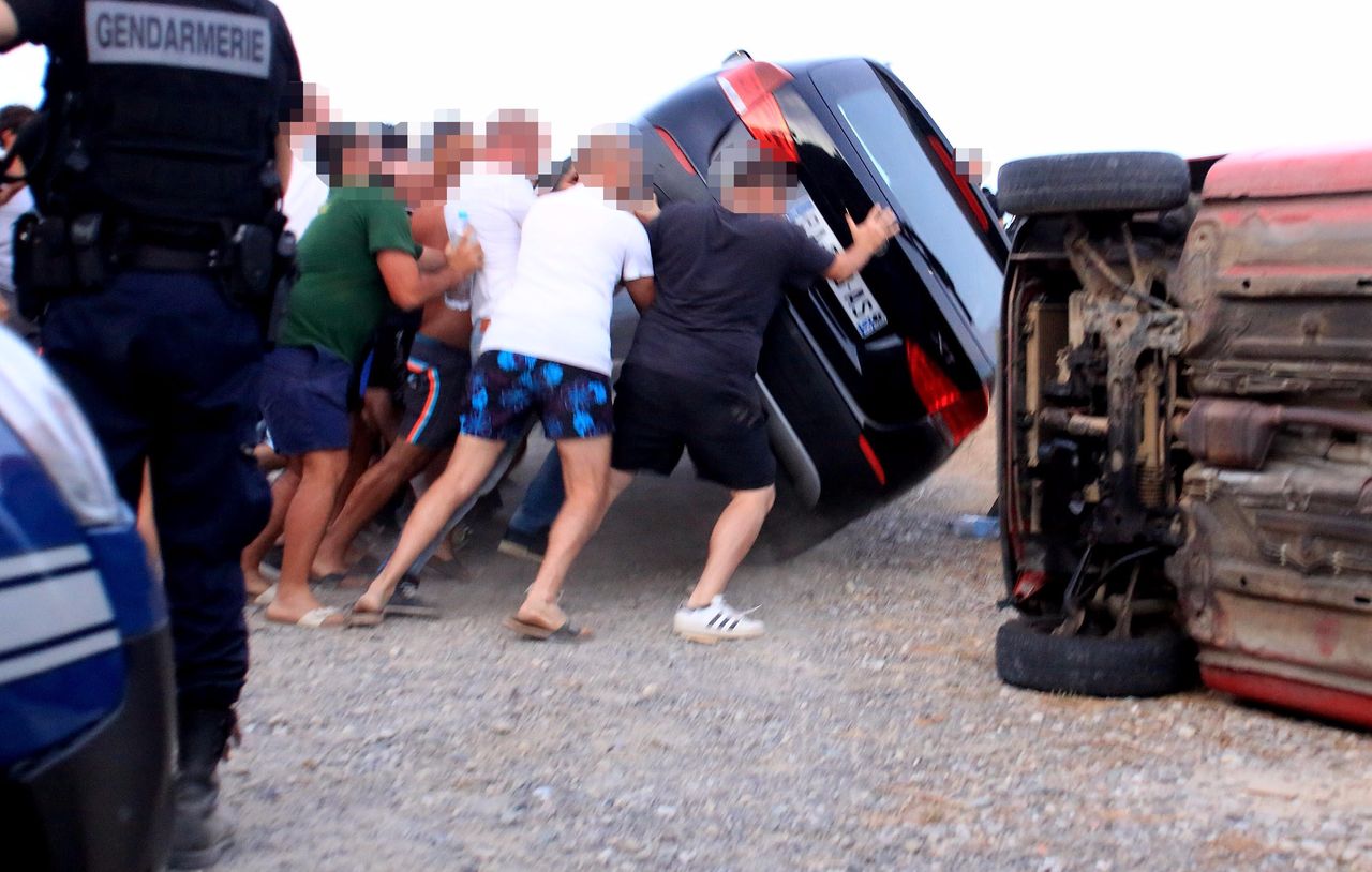 Zrobili zdjęcie kobietom w burkini. W ruch poszły harpuny i maczety