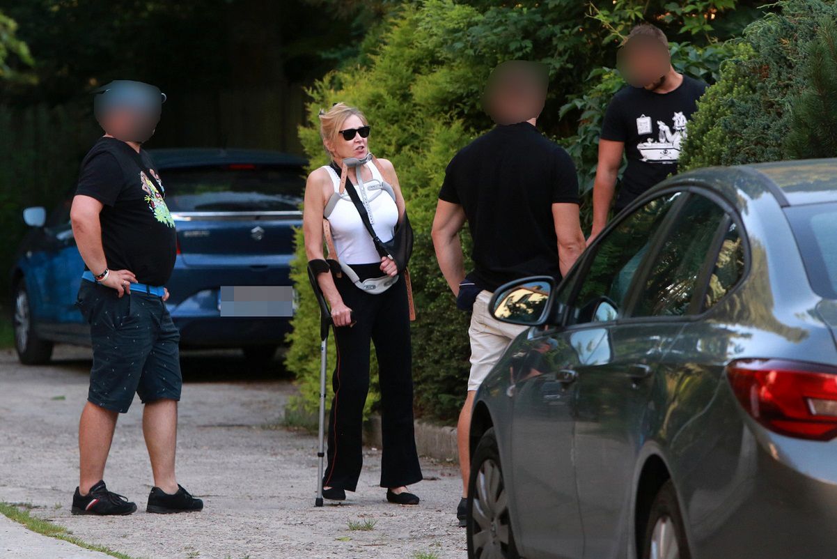 Sylwia Wysocka próbuje wejść do domu w eskorcie policji