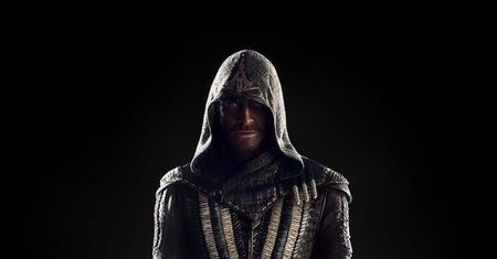 Filmowy Assassin's Creed już czai się na dachu - wiemy, jak wygląda Michael Fassbender jako asasyn