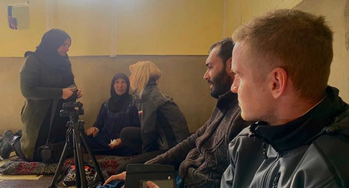 Autorka w rozmowie z jedną z kobiet z Obozu Wdów 