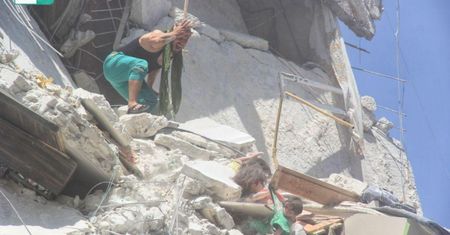 Syria. Zdjęcie, które wstrząsnęło światem. Pięciolatka ratowała swoją siostrzyczkę