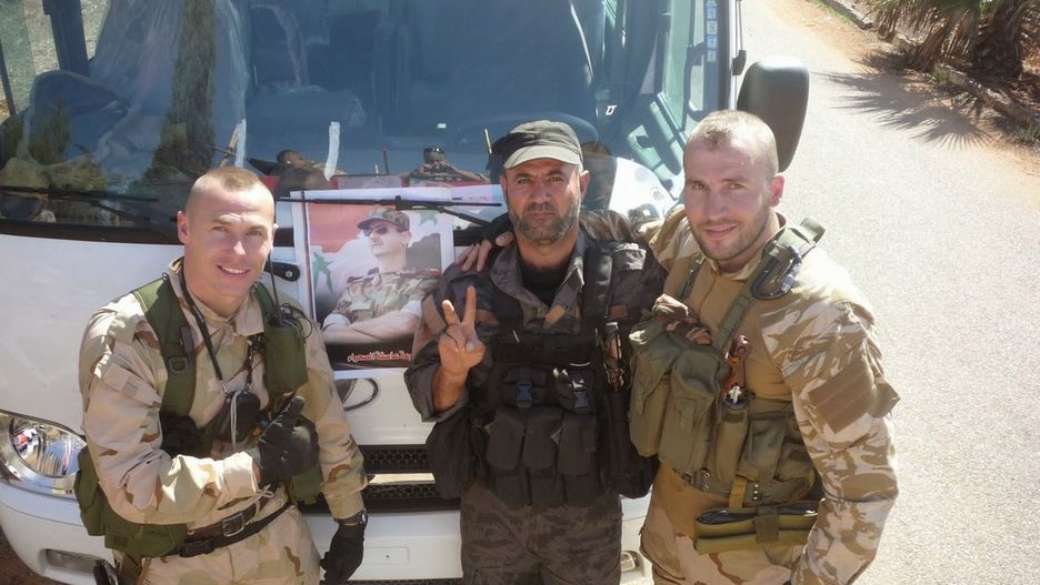 Rosjanie i żołnierz sił prezydenta Asada w Syrii