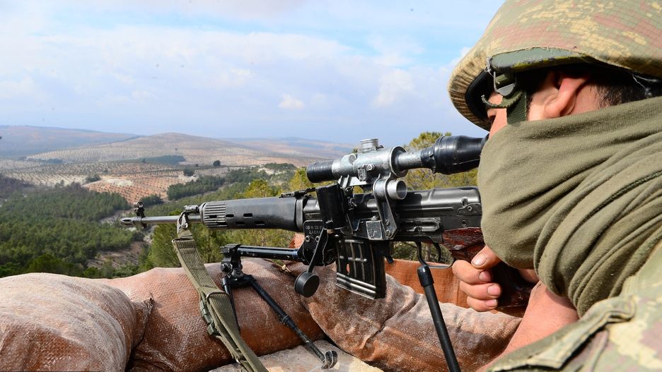 Turecki żołnierz podczas walk z Kurdami w Syrii