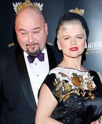 Katarzyna Figura nie dopuszcza córek do ojca!