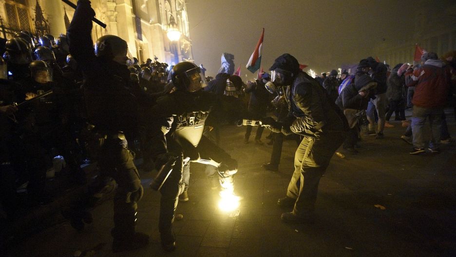 Najbardziej gwałtowne starcia miały miejsce przed węgierskim parlamentem