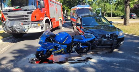 Motocyklista przepuszczał pieszego na przejściu, wjechała w niego Mazda