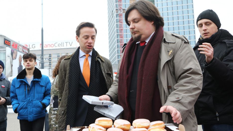 Tłusty czwartek 2020. Krzysztof Bosak rozdaje pączki na "warszawskiej patelni"