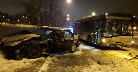 Olsztyn. O włos od tragedii. Kierowca BMW "driftował" po śniegu. Mamy nagranie