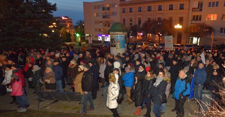 Olsztyn. Dwa wiece ws. Pawła Juszczyszyna. Odczytano uchwały, które podarł Maciej Nawacki