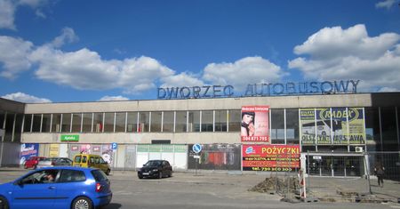 Policjanci odnaleźli 12-latkę na dworcu. Była wystraszona i zapłakana