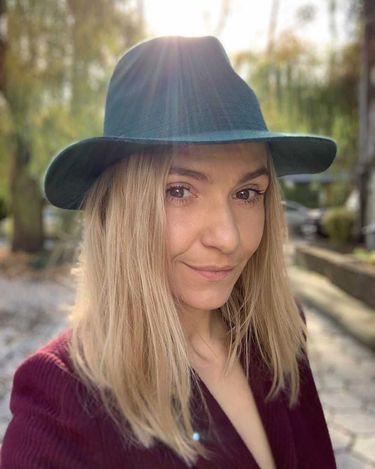 Joanna Koroniewska w zielonym kapeluszu