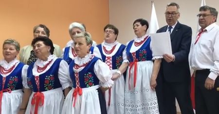 Wiceminister Stanisław Szwed zaśpiewał z seniorami. "Życie jest piękne"