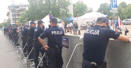 Przed Sejmem dojdzie do prowokacji? Chcą sforsować policyjne barierki