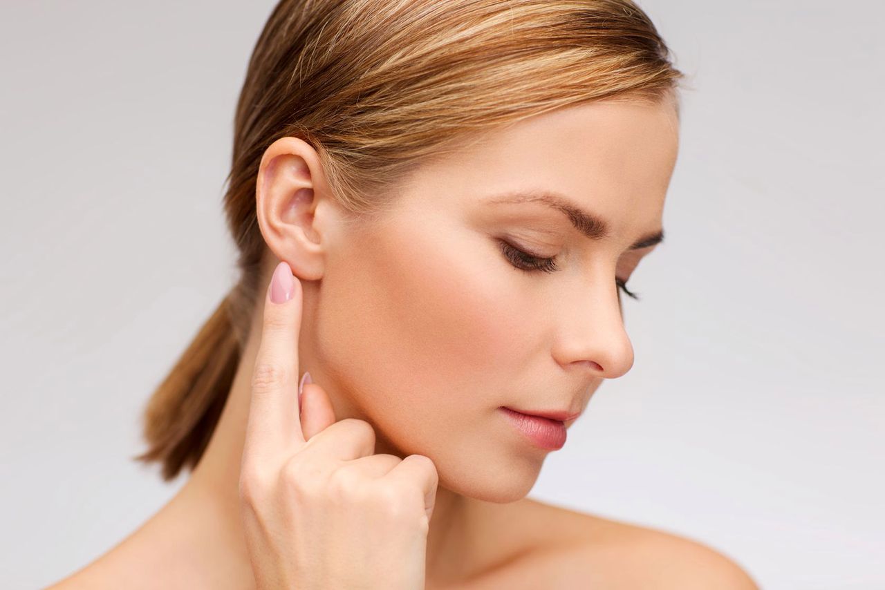 Nowy trend: wypełnianie płatków uszu kwasem hialuronowym