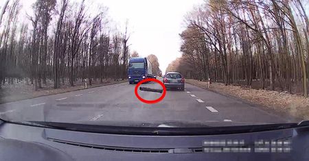 Metalowa rura przebiła szybę i raniła kierowcę