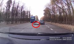 Metalowa rura przebiła szybę i raniła kierowcę