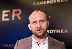 Borys Szyc w oszałamiającej charakteryzacji. Podobieństwo jest uderzające