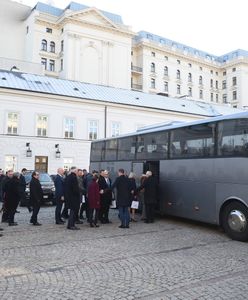 PR-owy trik się nie udał. Ministrowie skromnie, autobusem, a za nimi 20 limuzyn