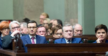 Rekonstrukcja - kto wyleci, kto zostaje? Wyjaśniamy sprzed Pałacu Prezydenckiego