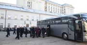 PR-owy trik się nie udał. Ministrowie skromnie, autobusem, a za nimi 20 limuzyn