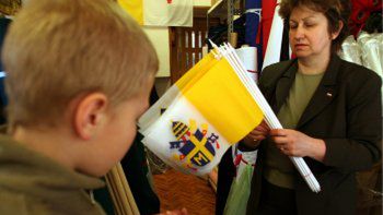 Sprzedaż flag polskich, papieskich i kirów przed narodową mszą żałobną