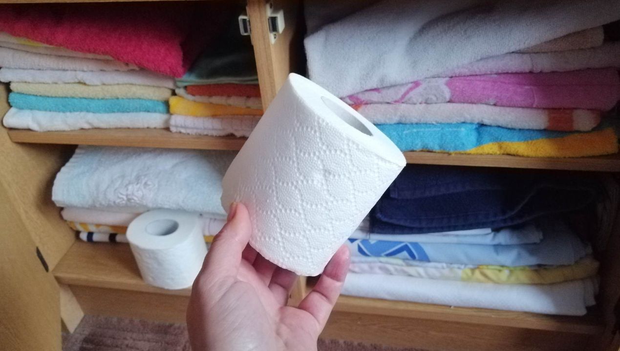 Oto dlaczego wiele osób trzyma papier toaletowy w szafie z ręcznikami i pościelą