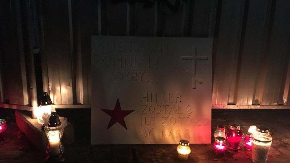 Przed miejscem, gdzie znajdował się pomnik, postawiono znicze