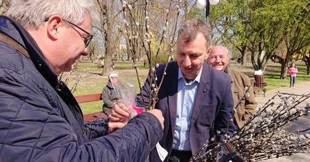 Niespodziewane spotkanie posłów. Czarnecki z barankiem, Halicki z baziami