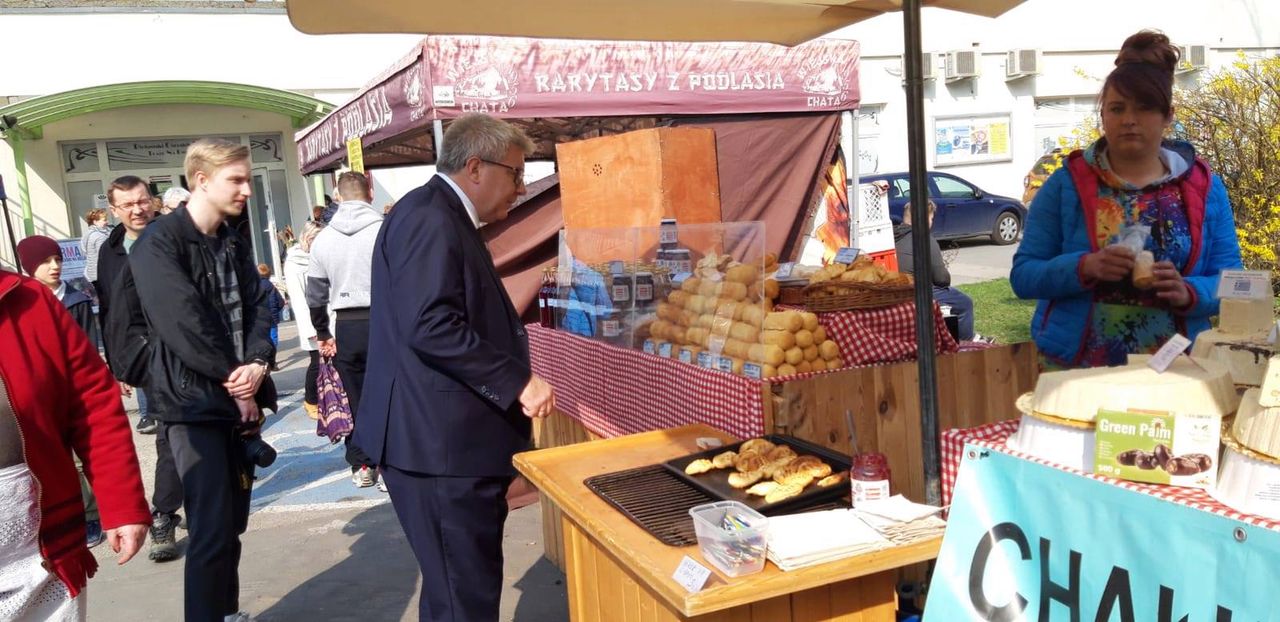 Czarnecki sam kupuje w niedzielę. Pochwalił się w internecie