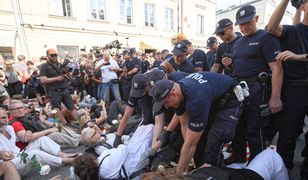 Marsz ONR w Warszawie. Próby blokady i interwencje policji