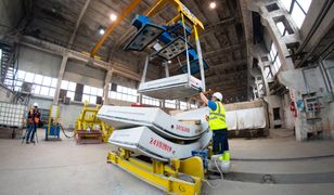 Metro na Bródno. Ruszyła nowa linia produkcyjna, zjeżdżają z niej 20-tonowe elementy tunelu