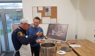 Warszawa. Zupa, koce, skarpety dla bezdomnych. Strażnicy miejscy ruszyli ze specjalną akcją