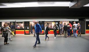 Metro w Warszawie. Usterka i problemy na trzech stacjach pierwszej linii metra
