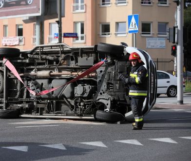 Warszawa. Poważny wypadek karetki na Mokotowie. Przewróciła się na bok