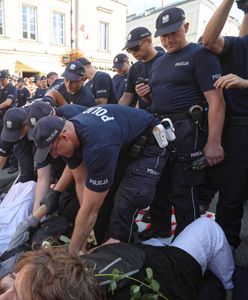 Marsz ONR w Warszawie. Próby blokady i interwencje policji