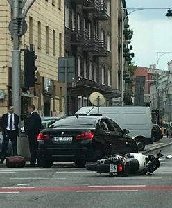 Warszawa. Motocyklista przewrócił się na skrzyżowaniu, "przestraszył się" kolumny SOP