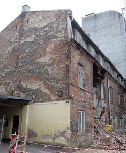 Runął dach zabytkowej kamienicy. Zarządzono ewakuację mieszkańców