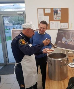 Warszawa. Zupa, koce, skarpety dla bezdomnych. Strażnicy miejscy ruszyli ze specjalną akcją