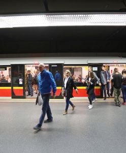 Metro w Warszawie. Usterka i problemy na trzech stacjach pierwszej linii metra